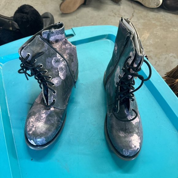 Floral boots - Picture 2 of 2